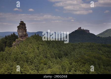 Asselstein, Schloss Trifels im Hintergrund, Annweiler am Trifels, Palatinwald, Rheinland-Palentine, Deutschland Stockfoto