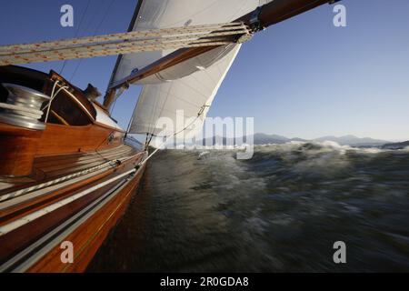 Segelyacht auf See Chiemsee, Fraueninsel, Bayern, Deutschland Stockfoto