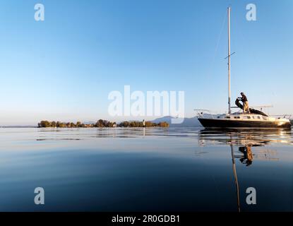 Segelboot auf dem Chiemsee, Fraueninsel im Hintergrund, Chiemgau, Bayern, Deutschland Stockfoto