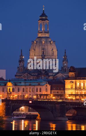 Abendlicher Blick auf das Vity mit der Augustus-Brücke, Frauenkirche, Frauenkirche, Frauenkirche, Brühl's Palais, Brühl's Terrace, Ständehaus, Dresden, Sachsen, Ger Stockfoto