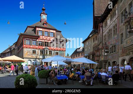 Leute in Straßencafés vor dem Rathaus, Stein am Rhein, Hochrhein, Bodensee, Kanton Schaffhausen, Schweiz, Europa Stockfoto