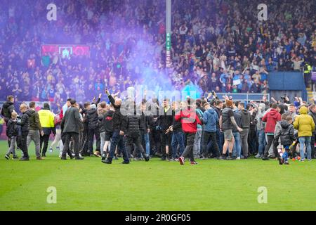 Nach dem Sky Bet Championship-Spiel Burnley gegen Cardiff City im Turf Moor, Burnley, Großbritannien, kommen Burnley-Fans auf das Spielfeld. 8. Mai 2023. (Foto von Steve Flynn/News Images) in Burnley, Großbritannien, 5/8/2023. (Foto: Steve Flynn/News Images/Sipa USA) Guthaben: SIPA USA/Alamy Live News Stockfoto