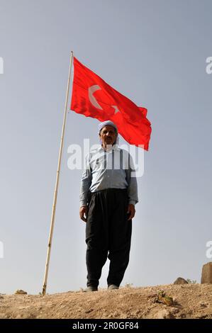 Älterer Mann mit türkischer Flagge in Harran bei Sanliurfa, Südostanatolien, Türkei Stockfoto