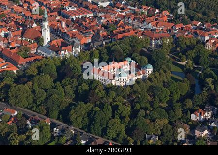 Luftaufnahme in die Altstadt mit St. Marienkirche und Schloss Celle, Celle, Niedersachsen, Deutschland Stockfoto