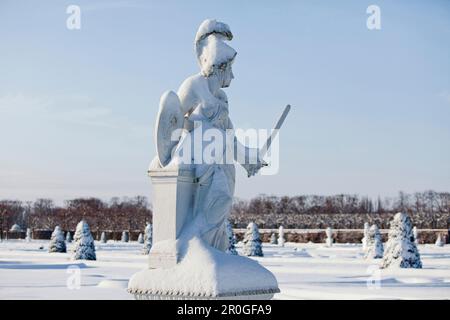 Schneebedeckte Statue, großer Garten, Herrenhausen Gärten, Hannover, Niedersachsen, Deutschland Stockfoto