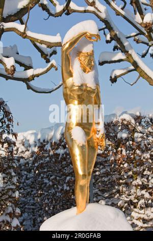 Schneebedeckte goldene Statue, Heckentheater, Herrenhausen Gärten, Hannover, Niedersachsen, Deutschland Stockfoto