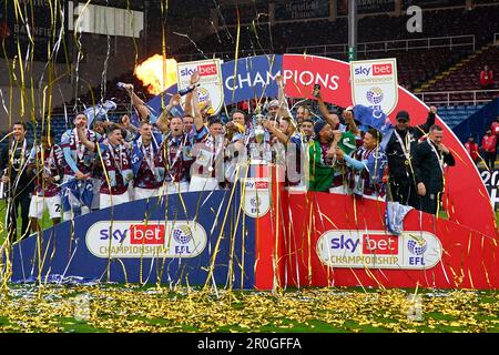 Burnley-Spieler feiern mit der Championship-Trophäe nach dem Sky Bet Championship-Spiel Burnley gegen Cardiff City im Turf Moor, Burnley, Großbritannien, 8. Mai 2023 (Foto: Steve Flynn/News Images) Stockfoto