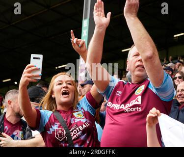 Burnley-Fans begrüßen ihr Team vor dem Sky Bet Championship-Spiel Burnley gegen Cardiff City in Turf Moor, Burnley, Großbritannien. 8. Mai 2023. (Foto von Steve Flynn/News Images) in Burnley, Großbritannien, 5/8/2023. (Foto: Steve Flynn/News Images/Sipa USA) Guthaben: SIPA USA/Alamy Live News Stockfoto