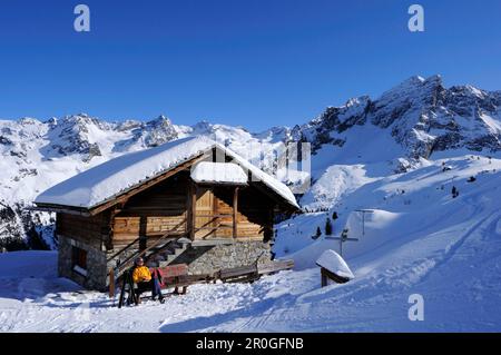 Eine Frau, die im Hinterland Ski fährt, eine Pause in einer Hütte macht, Kasseler Huette, Rieserferner Range, Südtirol, Italien Stockfoto