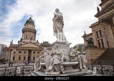 Gendarmenmarkt mit Schiller-Denkmal, Konzerthalle, deutscher Dom, Berlin, Deutschland Stockfoto