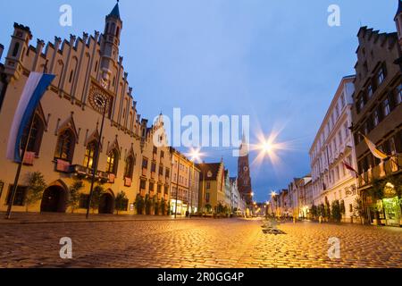 Rathaus in der Altstadt, St. Martins Kirche im Hintergrund, Landshut, Bayern, Deutschland Stockfoto