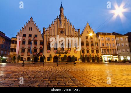 Rathaus am Abend, Altstadt, Landshut, Bayern, Deutschland Stockfoto