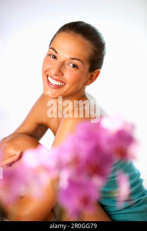 Junge Frau lächelt in die Kamera, Porträt, Wien, Österreich Stockfoto