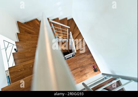 Holztreppe in einem Einfamilienhaus, Hamburg Stockfoto