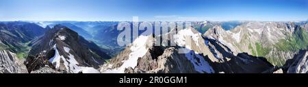 Panorama vom Parseierspitze Gipfel mit Blick auf die Gebirgskette Oetztal, Schweizer Berge, Lechtal Gebirgskette und Allgaeu Gebirgskette, Parseierspitz Stockfoto