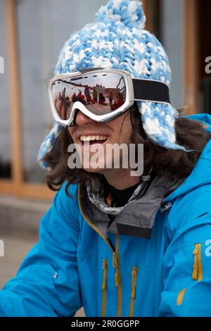 Mann mit Wollmütze und Skibrille, Flims, Kanton Grisons, Schweiz Stockfoto