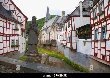 St. Nepomuk, Brückenstatue, Fachwerkhäuser, Monreal, Eifelgebirge, Rheinland-Pfalz, Deutschland Stockfoto