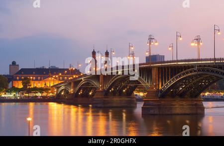 Blick über den Rhein mit Theodor-Heuss-Brücke bis Deutschhaus und St. Peters Kirche am Abend, Mainz, Rheinhessen, Rheinland-Pfalz, Deutsch Stockfoto