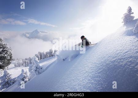 Männliche Freeskier im Tiefschnee, Mayrhofen, Zillertal Fluss, Tirol, Österreich Stockfoto