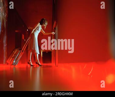 Frau mit Koffer auf der Hoteletage, Madrid, Spanien Stockfoto