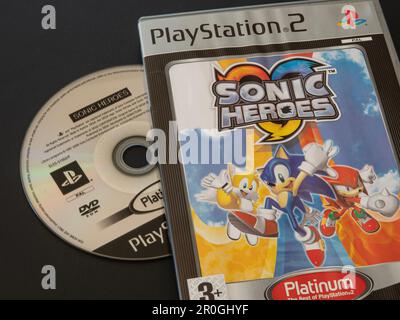 Play Station 2 Slim Box mit Sonic Heroes Spiel-DVD. PS2 ist eine 128-Bit-Videospielkonsole von Sony. Kopenhagen, Dänemark - 7. Mai 2023. Stockfoto