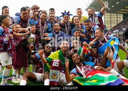 Burnley-Spieler feiern mit der Championship-Trophäe nach dem Sky Bet Championship-Spiel Burnley gegen Cardiff City im Turf Moor, Burnley, Großbritannien, 8. Mai 2023 (Foto: Steve Flynn/News Images) Stockfoto