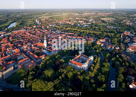 Luftaufnahme der Altstadt mit Stadtkirche und Schloss Celle, Niedersachsen, Deutschland Stockfoto