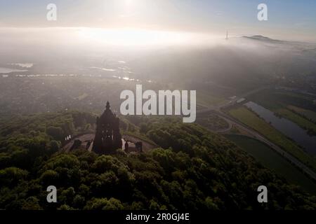 Denkmal Kaiser Wilhelm I, Weser Fluss und Hügel Jakobsberg im Hintergrund, Weser Hills, Porta Westfalica, Nordrhein-Westfalen, Deutschland Stockfoto