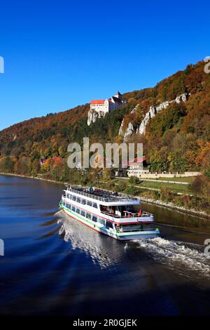 Ausflugsschiff auf dem Altmuehl, Schloss Prunn im Hintergrund, Naturpark Altmuehltal, Riedenburg, Bayern, Deutschland Stockfoto