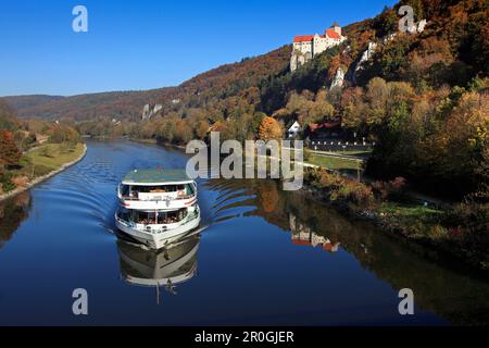 Ausflugsschiff auf dem Altmuehl, Schloss Prunn im Hintergrund, Naturpark Altmuehltal, Riedenburg, Bayern, Deutschland Stockfoto