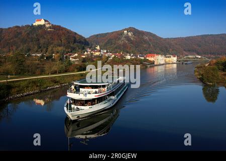 Ausflugsschiff am Altmuehl, Riedenburg, Naturpark Altmuehltal, Bayern, Deutschland Stockfoto