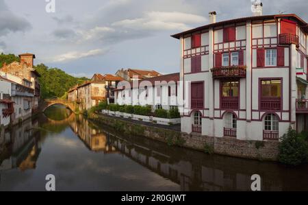 Häuser am Fluss Nive am Abend, Saint-Jean-Pied-de Port, Pyrenäen Atlantiques, Aquitaine, Frankreich Stockfoto