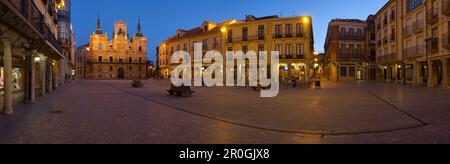 Hauptplatz und Rathaus am Abend, Plaza Mayor, Astorga, Provinz Leon, Old Castile, Kastilien-Leon, Castilla y Leon, Nordspanien, Spanien, EU Stockfoto