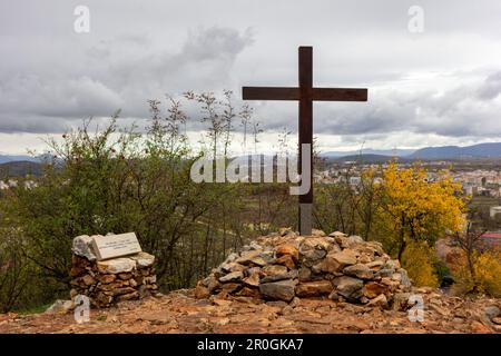 "Frieden, Frieden, Frieden..." - Die Stelle auf dem Podbrdo in Medjugorje, wo am dritten Tag der Erscheinungen die Jungfrau Maria vom Frieden sprach. Stockfoto