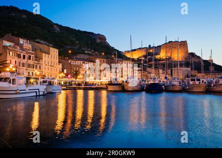 Bonifacio Hafen mit Zitadelle in der Dämmerung, Südküste, Korsika, Frankreich, Europa Stockfoto