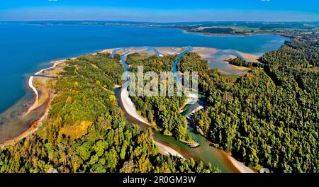 Luftaufnahme des Tirol Ach-Flussdeltas im Chiemsee, Tiroler Achen, Naturschutzgebiet, Chiemgau, Oberbayern, Bayern, Deutschland Stockfoto