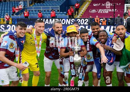 Burnley, Großbritannien. 08. Mai 2023. Burnley-Spieler feiern mit der Championship-Trophäe nach dem Sky Bet Championship-Spiel Burnley gegen Cardiff City in Turf Moor, Burnley, Großbritannien, 8. Mai 2023 (Foto von Steve Flynn/News Images) in Burnley, Großbritannien, am 5./8. Mai 2023. (Foto: Steve Flynn/News Images/Sipa USA) Guthaben: SIPA USA/Alamy Live News Stockfoto