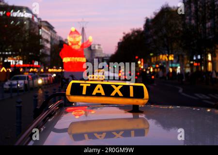 Chistmas-Dekorationen entlang der Tauentzienstraße, Taxiwagen, Berlin, Deutschland Stockfoto