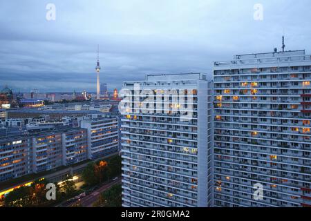 Stadtbild mit Fernsehturm im Hintergrund, Berlin Mitte, Berlin, Deutschland Stockfoto