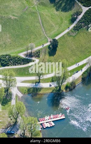 Blick auf den Olympischen See im Olympischen Park von oben, Olympiapark, München, Oberbayern, Bayern, Deutschland Stockfoto
