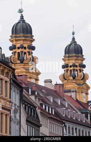 Zwei Türme der Theatinerkirche auf dem Odeonsplatz, München, Architekt Agostino Barelli, Oberbayern, Deutschland Stockfoto