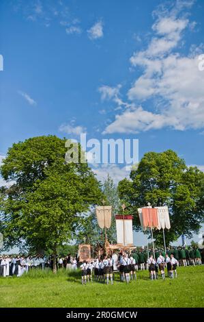 Große Gruppe von Jungen in traditioneller bayerischer Kleidung, Corpus Christi Prozession, Benediktbeuern, Alpenforeland, Oberbayern, Bayern, Deutschland Stockfoto