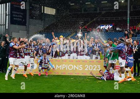 Burnley, Großbritannien. 08. Mai 2023. Burnley-Spieler feiern mit der Championship-Trophäe nach dem Sky Bet Championship-Spiel Burnley gegen Cardiff City in Turf Moor, Burnley, Großbritannien, 8. Mai 2023 (Foto von Steve Flynn/News Images) in Burnley, Großbritannien, am 5./8. Mai 2023. (Foto: Steve Flynn/News Images/Sipa USA) Guthaben: SIPA USA/Alamy Live News Stockfoto