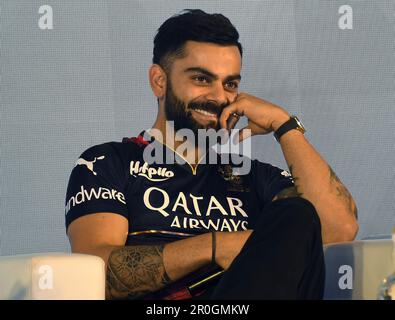 Mumbai, Indien. 08. Mai 2023. Virat Kohli, das Cricket-Team der indischen Premiere League (IPL), der Royal Challengers Bangalore (RCB)-Spieler, wird während des Meet and Greet-Events in Mumbai gesehen. Die Fans wurden von den Spielern, die an der Veranstaltung in der Stadt teilnahmen, mit einem Autogramm versehen. (Foto: Ashish Vaishnav/SOPA Images/Sipa USA) Guthaben: SIPA USA/Alamy Live News Stockfoto