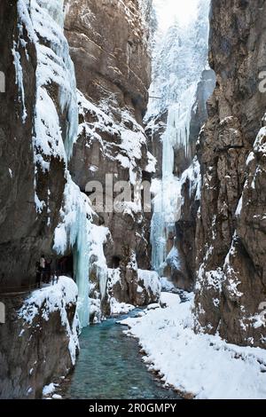 Eiszapfen in Partnachklamm Schlucht in der Nähe von Garmisch Partenkirchen, Oberbayern, Deutschland, Europa Stockfoto