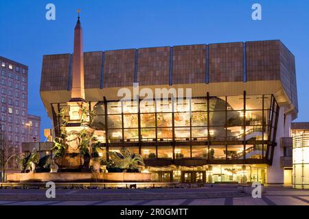 Augustusplatz mit dem neuen Gewandhaus und Mendebrunnen am Abend, Leipzig, Sachsen, Deutschland, Europa Stockfoto