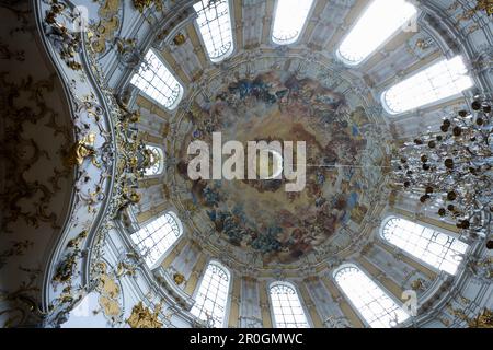 Ettal Minster, Benediktinerkloster, Blick auf die Kuppel mit Fresko, gemalt von Johann Jakob Zeiller und Martin Knolle, Ettal, Bayern, Deutschland, Europa Stockfoto