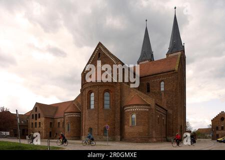 Jerichow-Kloster im Altmark unter WolkenHimmel, Jerichow, Sachsen-Anhalt, Deutschland, Europa Stockfoto