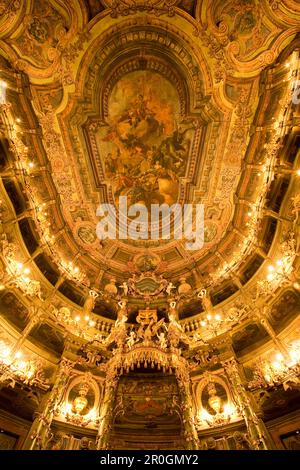 Deckengemälde Apollo und die neun Musen in Margraves Opernhaus, einem barocken Opernhaus, Bayreuth, Bayern, Deutschland, Europa Stockfoto