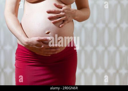 Schwangere Frau berühren Bauch, Leipzig, Sachsen, Deutschland Stockfoto